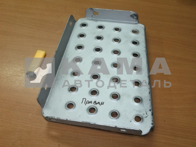 подножка кабины стар.обр. Железная Правая 5320-8405014