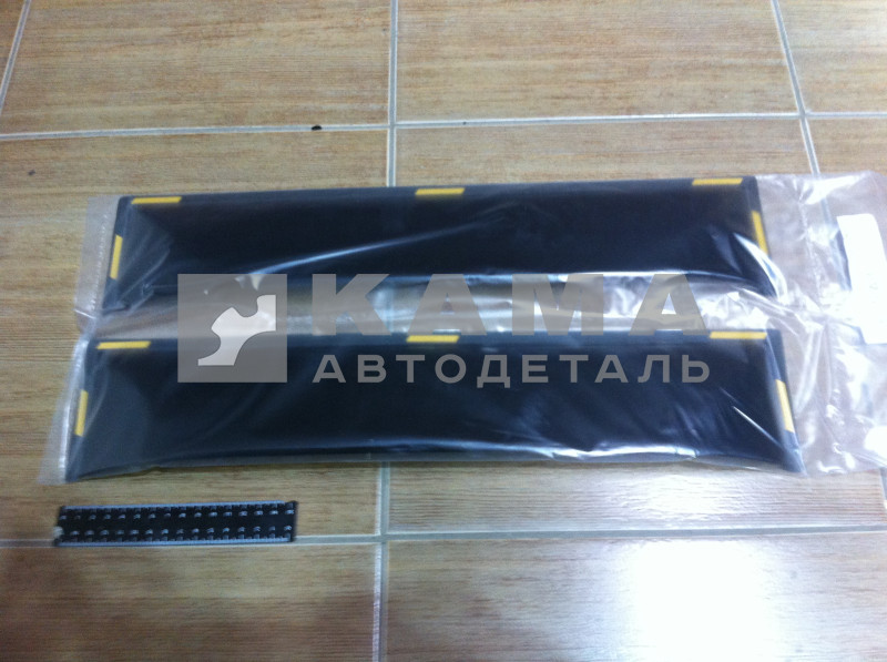 ветровик опускного окна КОРОТКИЙ (клеящийся)